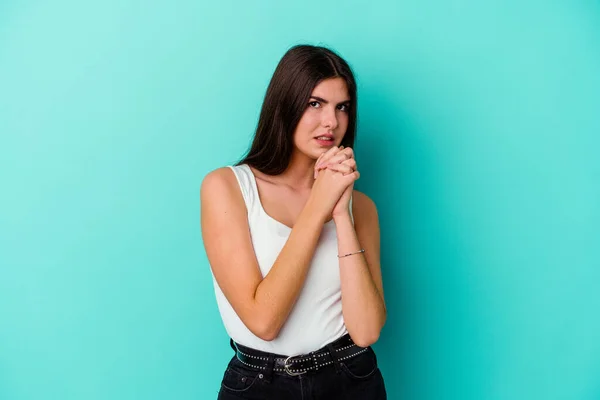 Junge Kaukasische Frau Isoliert Auf Blauem Hintergrund Verängstigt Und Verängstigt — Stockfoto