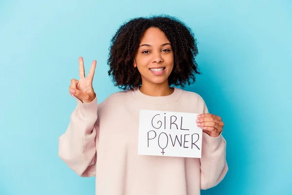 年轻的非洲裔美国混血儿 手里拿着一个女孩力量的概念 用手指展示了第二名 — 图库照片