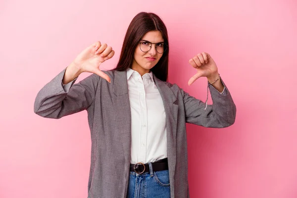 Jeune Femme Affaires Caucasienne Isolée Sur Fond Rose Montrant Pouce — Photo