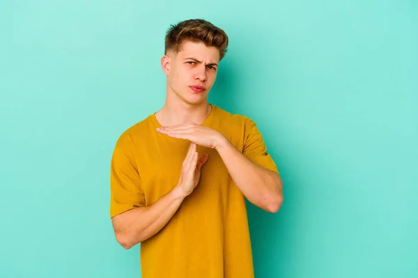 Ung Kaukasisk Man Isolerad Blå Bakgrund Visar Timeout Gest — Stockfoto