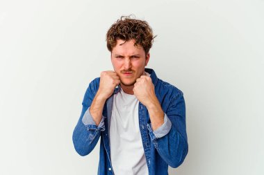 Beyaz arka planda izole edilmiş genç beyaz adam gergin elleriyle çığlık atıyor..