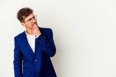 Beyaz arka planda izole edilmiş beyaz iş adamı rahat bir şekilde fotokopi odasına bakan bir şey düşünüyor..