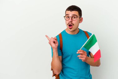 İtalyan bayrağı taşıyan genç beyaz bir adam.