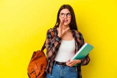 Sarı arka planda izole edilmiş genç bir bayan gizli bir sıcak fren haberinin olduğunu söylüyor.