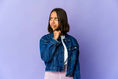 Genç melez kadın kameraya alaycı bir ifadeyle bakıyor..