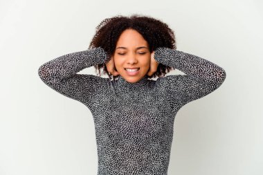 Genç Afro-Amerikan melez kadın kulaklarını tıkayarak çok fazla ses duymamaya çalışıyor..