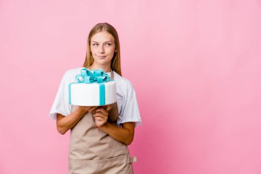 Genç Rus fırıncı kadın aklında lezzetli bir pasta tutuyor, bir plan hazırlıyor..