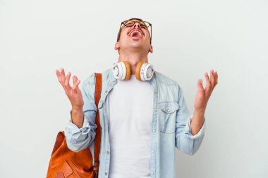 Beyaz arka planda izole edilmiş müzik dinleyen beyaz tenli genç bir öğrenci gökyüzüne haykırıyor, yukarı bakıyor ve hayal kırıklığına uğruyor..
