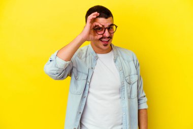 Beyaz tenli genç adam sarı arka planda izole edildi. Heyecanlı görünüyor..