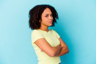 Genç Afro-Amerikan melez kadın şüpheli, belirsiz, seni inceleyen.