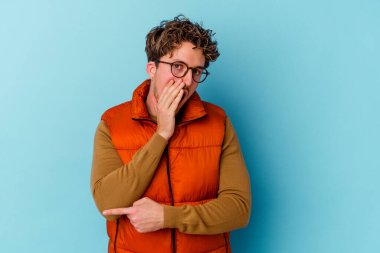 Mavi arka planda gözlük takan beyaz bir genç adam dedikodu yapıyor, bir şeyler bildiriyor..