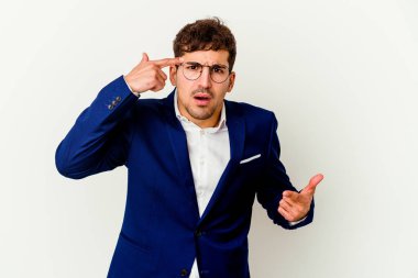 Beyaz arka planda izole genç beyaz adam işaret parmağıyla hayal kırıklığı jesti gösteriyor.