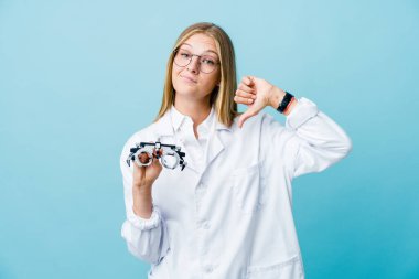 Mavili genç Rus optometrist kadın hoşlanmadığı bir jest gösteriyor, kabul etmiyor. Anlaşmazlık konsepti.