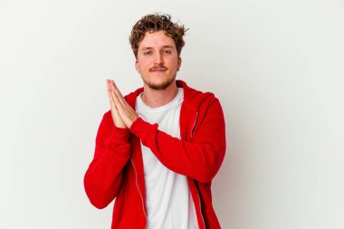 Beyaz arka planda izole olmuş genç beyaz bir adam enerjik ve rahat hissediyor, ellerini ovuşturuyor..