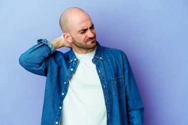 Mor arka planda izole genç beyaz adam stresten dolayı boyun ağrısı çekiyor, masaj yapıyor ve ona eliyle dokunuyor..