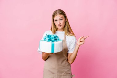 Lezzetli bir pasta puanı tutan genç Rus fırıncı iki seçenek arasında seçim yapmaya çalışıyor..