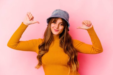 Balıkçı şapkası takan genç beyaz kadın kendini gururlu ve kendinden emin hissediyor..