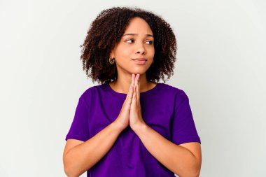Genç Afro-Amerikan melez kadın yalnız başına dua ediyor, bağlılık gösteriyor, dindar biri ilahi ilham arıyor..