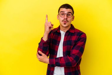 Sarı arka planda izole edilmiş beyaz bir adam. Harika bir fikri var. Yaratıcılık kavramı..