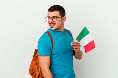 İtalyan bayrağı taşıyan genç beyaz bir adam.