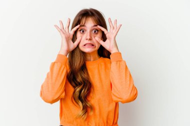 Beyaz arka planda izole edilmiş beyaz tenli hoş bir kadın başarılı bir fırsat yakalamak için gözlerini açık tutuyor..