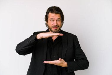 Orta yaşlı bir Hollandalı beyaz arka planda izole edilmiş. Elinde küçük bir işaret parmağı olan, gülümseyen ve kendinden emin bir adam var..