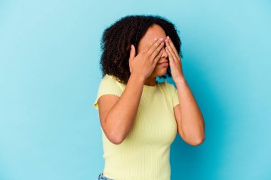 Genç Afro-Amerikan melez kadın gözlerden uzak, elleri kapalı..