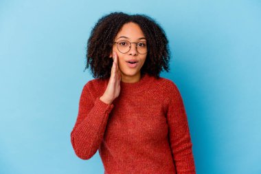 Genç Afro-Amerikan melez kadın yüksek sesle bağırıyor, gözlerini açık tutuyor ve ellerini gergin tutuyor..