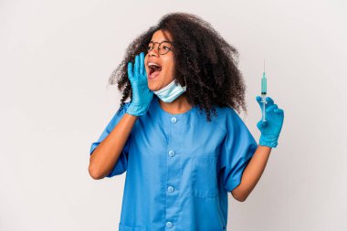 Genç Afro-Amerikalı kıvırcık doktor elinde şırıngayla bağırıyor ve avuç içini açık tutuyor..