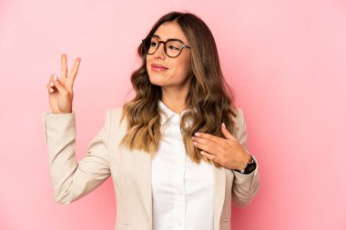 Kafkasyalı genç bir kadın tek başına yemin ediyor, elini göğsüne koyuyor..