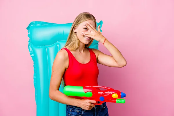 Jovem Russa Brincando Com Uma Pistola Água Com Colchão Piscar — Fotografia de Stock