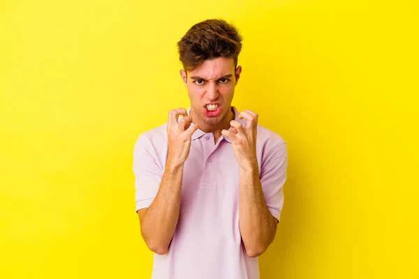 Joven Hombre Caucásico Aislado Sobre Fondo Amarillo Molesto Gritando Con — Foto de Stock