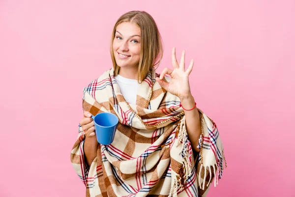 Joven Mujer Rusa Envuelta Una Manta Bebiendo Café Alegre Confiado —  Fotos de Stock
