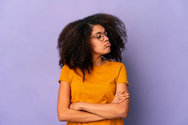 Joven Mujer Rizada Afroamericana Aislada Sobre Fondo Púrpura Cansada Una — Foto de Stock