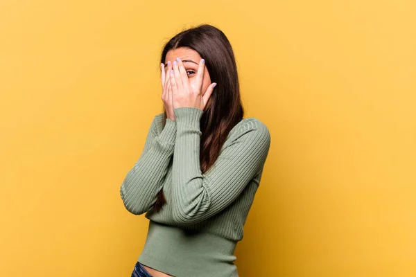 Jovem Indiana Mulher Isolado Fundo Amarelo Piscar Através Dedos Assustado — Fotografia de Stock