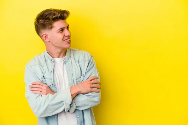Jonge Blanke Man Geïsoleerd Gele Achtergrond Glimlachend Vol Vertrouwen Met — Stockfoto