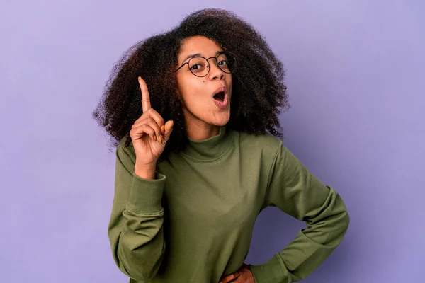 Mujer Rizada Afroamericana Joven Aislada Sobre Fondo Púrpura Que Tiene —  Fotos de Stock