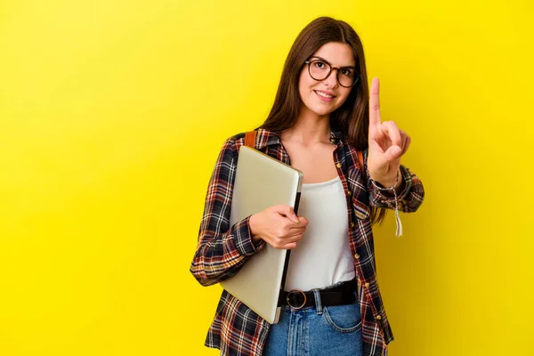 Joven Estudiante Caucásica Sosteniendo Portátil Aislado Sobre Fondo Rosa Mostrando —  Fotos de Stock