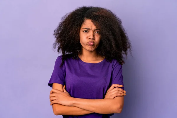 Joven Mujer Rizada Afroamericana Aislada Sobre Fondo Púrpura Sopla Mejillas — Foto de Stock