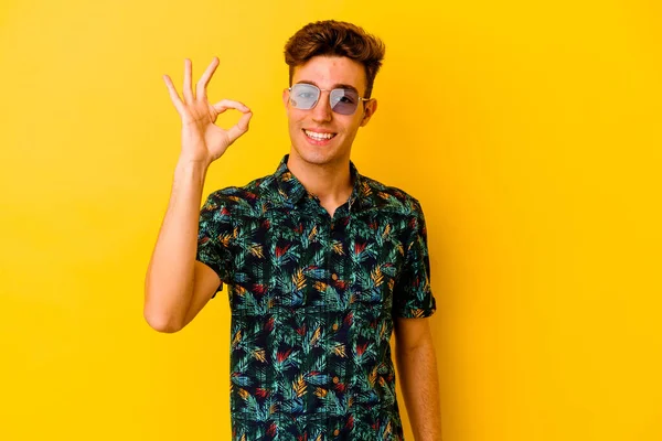 Junge Kaukasische Mann Trägt Ein Hawaiihemd Isoliert Auf Gelbem Hintergrund — Stockfoto