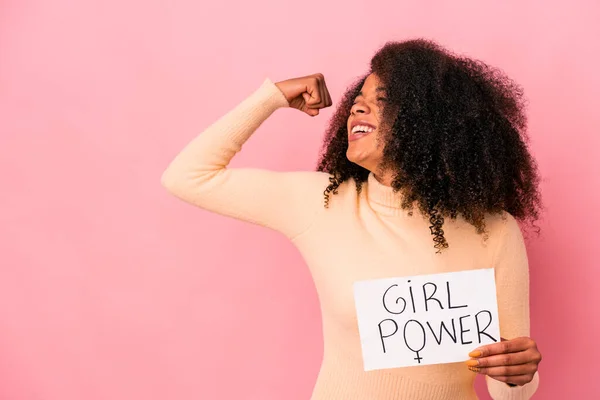 胜利后 年轻的非洲卷曲的美国女子举着一个女孩的权力信息 举着一个标语牌 在胜利 胜利的理念之后举起拳头 — 图库照片