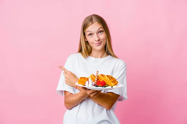 Jovem Mulher Russa Comendo Waffle Pontos Isolados Lado Está Tentando — Fotografia de Stock