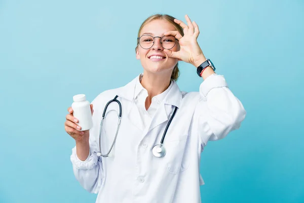 Ung Rysk Läkare Kvinna Håller Piller Flaska Blå Visar Okej — Stockfoto