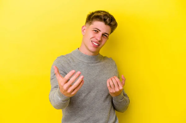 Jonge Blanke Man Geïsoleerd Gele Achtergrond Wijzend Met Vinger Naar — Stockfoto