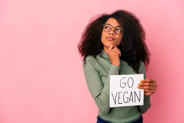 Jovem Afro Americana Encaracolado Mulher Segurando Cartaz Vegan Olhando Para — Fotografia de Stock