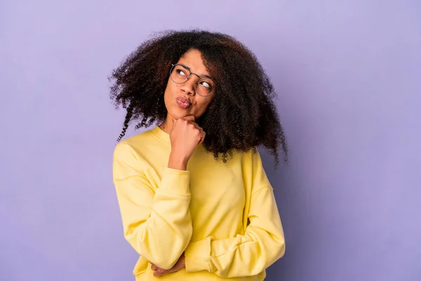 Mujer Rizada Afroamericana Joven Aislada Sobre Fondo Púrpura Mirando Hacia — Foto de Stock