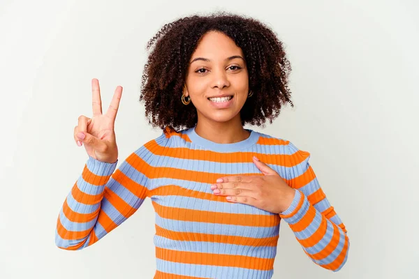 Giovane Donna Afro Americana Mista Isolato Prendendo Giuramento Mettendo Mano — Foto Stock