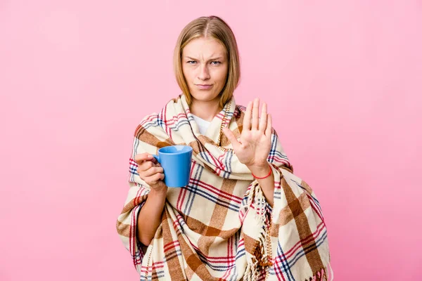 Ung Rysk Kvinna Insvept Filt Dricka Kaffe Visar Timeout Gest — Stockfoto