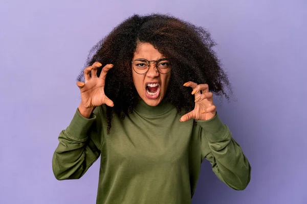 Joven Mujer Rizada Afroamericana Aislada Sobre Fondo Púrpura Mostrando Garras — Foto de Stock