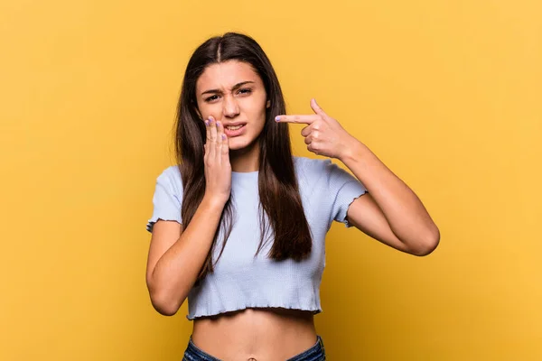 Jonge Indiase Vrouw Geïsoleerd Gele Achtergrond Met Een Sterke Tanden — Stockfoto